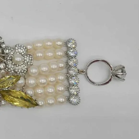 Betsey Johnson Stunning Clear Crystal Flower Pearl Bracelet NWOT! - Picture 3 of 14